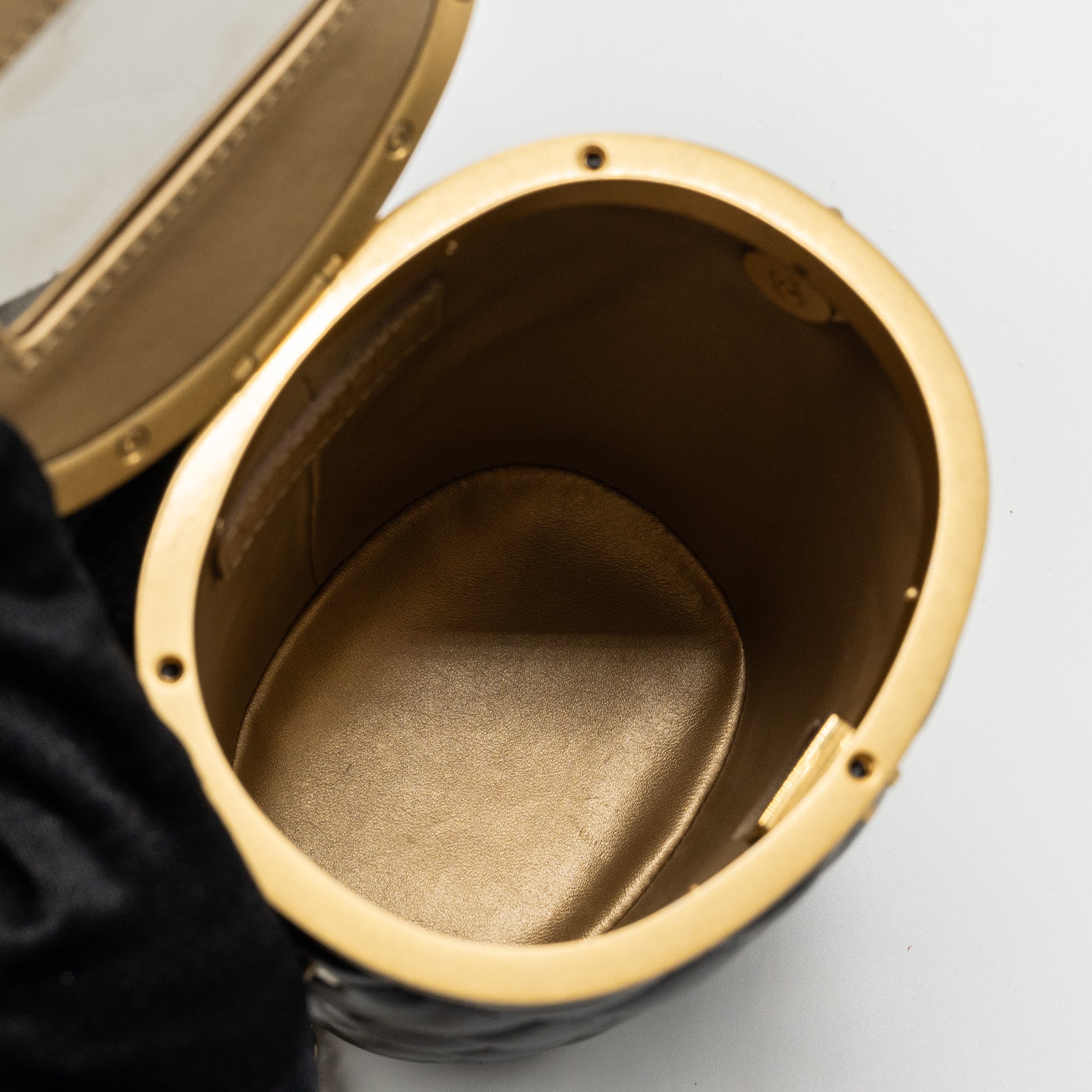 CHANEL 21A VANITY WITH CHAIN LAMBSKIN BLACK GHW (MICROCHIP)