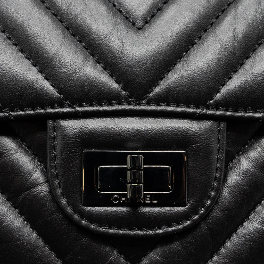 CHANEL MINI 2.55 REISSUE FLAP BAG CHEVRON CALFSKIN SO BLACK (MICROCHIP)