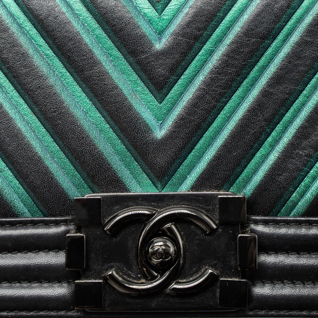 CHANEL SMALL BOY BAG CHEVRON CALFSKIN BLACK/IRIDESCENT BLUE BLACK HARDWARE