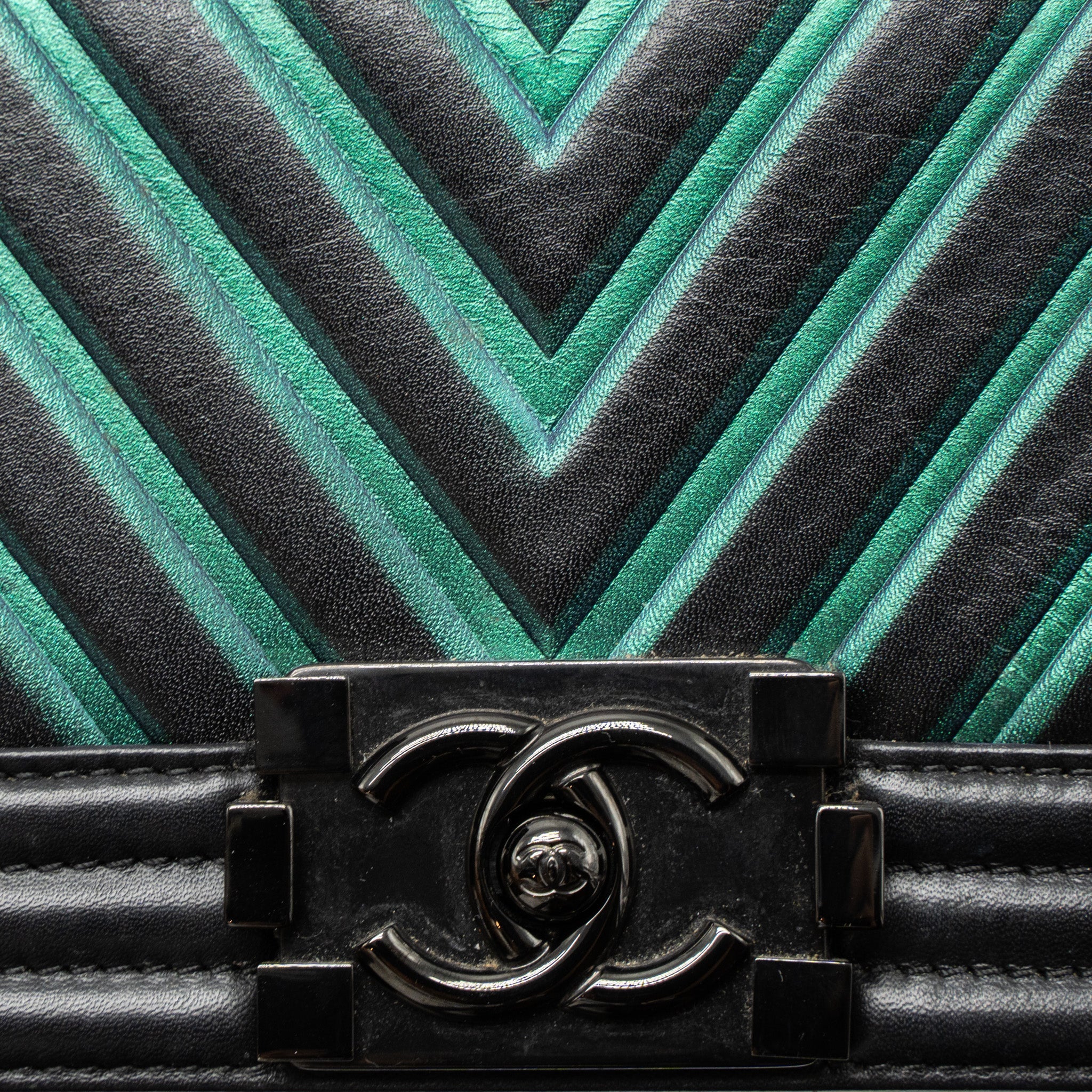CHANEL SMALL BOY BAG CHEVRON CALFSKIN BLACK/IRIDESCENT BLUE BLACK HARDWARE