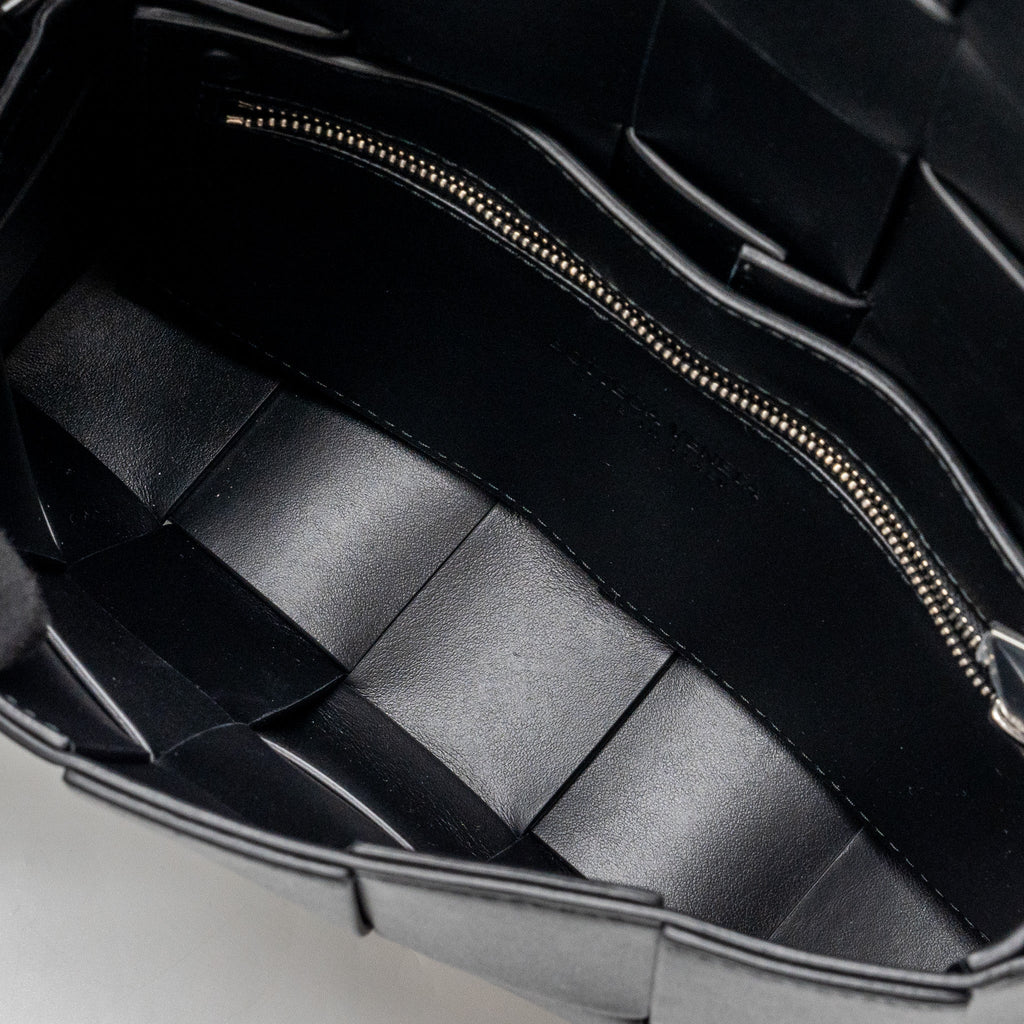 BOTTEGA VENETA SMALL CASSETTE LEATHER BLACK SHW