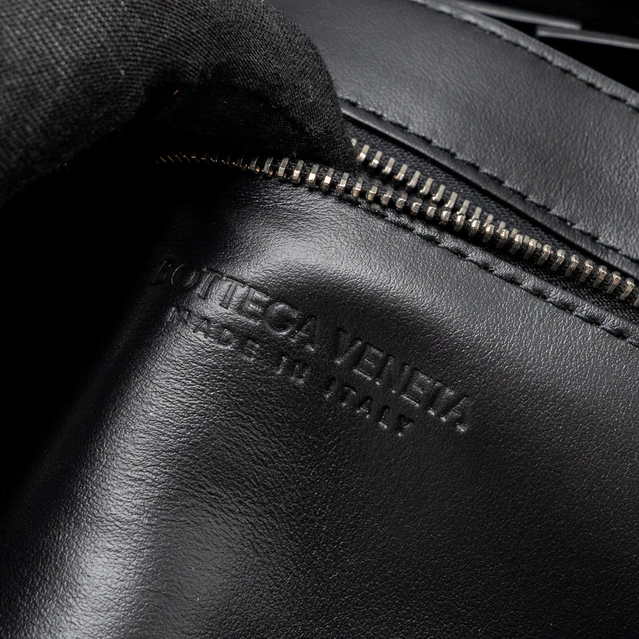 BOTTEGA VENETA SMALL CASSETTE LEATHER BLACK SHW