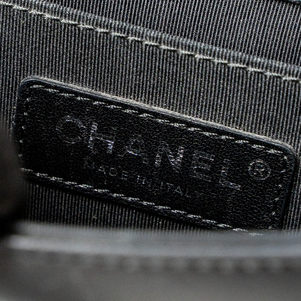 CHANEL SMALL BOY BAG CHEVRON CALFSKIN BLACK/IRIDESCENT BLUE BLACK HARDWARE