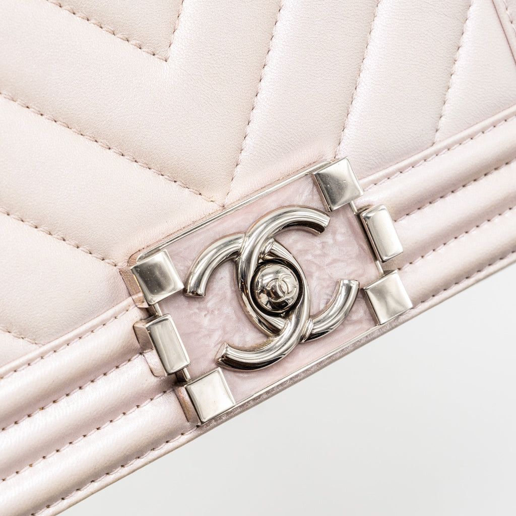 CHANEL SMALL CHEVRON BOY BAG LAMBSKIN IRIDESCENT LIGHT PURPLE SHW