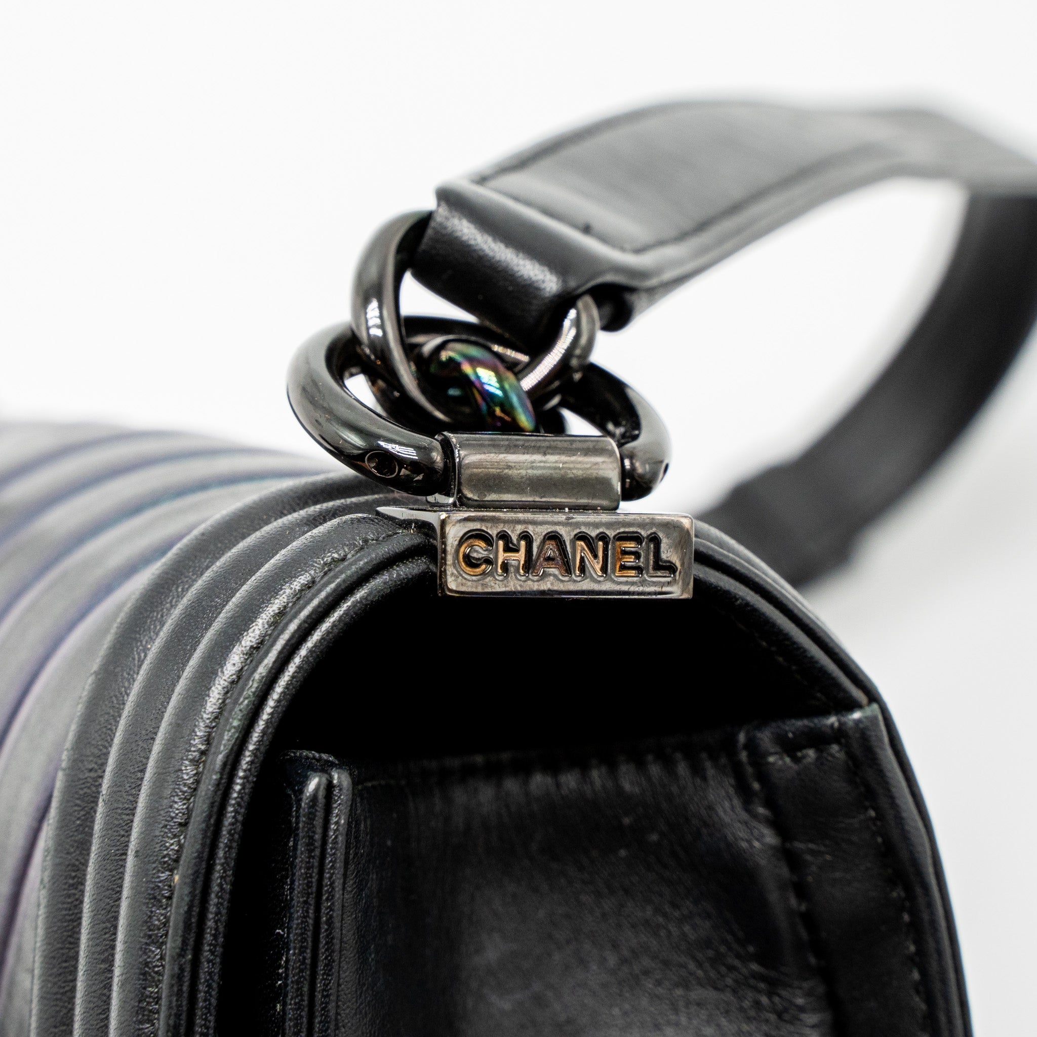 CHANEL SMALL BOY BAG CHEVRON CALFSKIN BLACK/IRIDESCENT BLUE BLACK HARDWARE