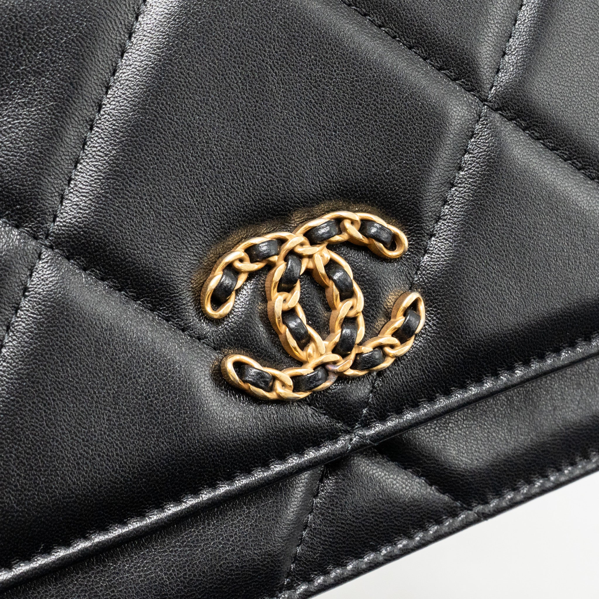 CHANEL 19 WALLET ON CHAIN LAMBSKIN BLACK MULTICOLOUR HARDWARE