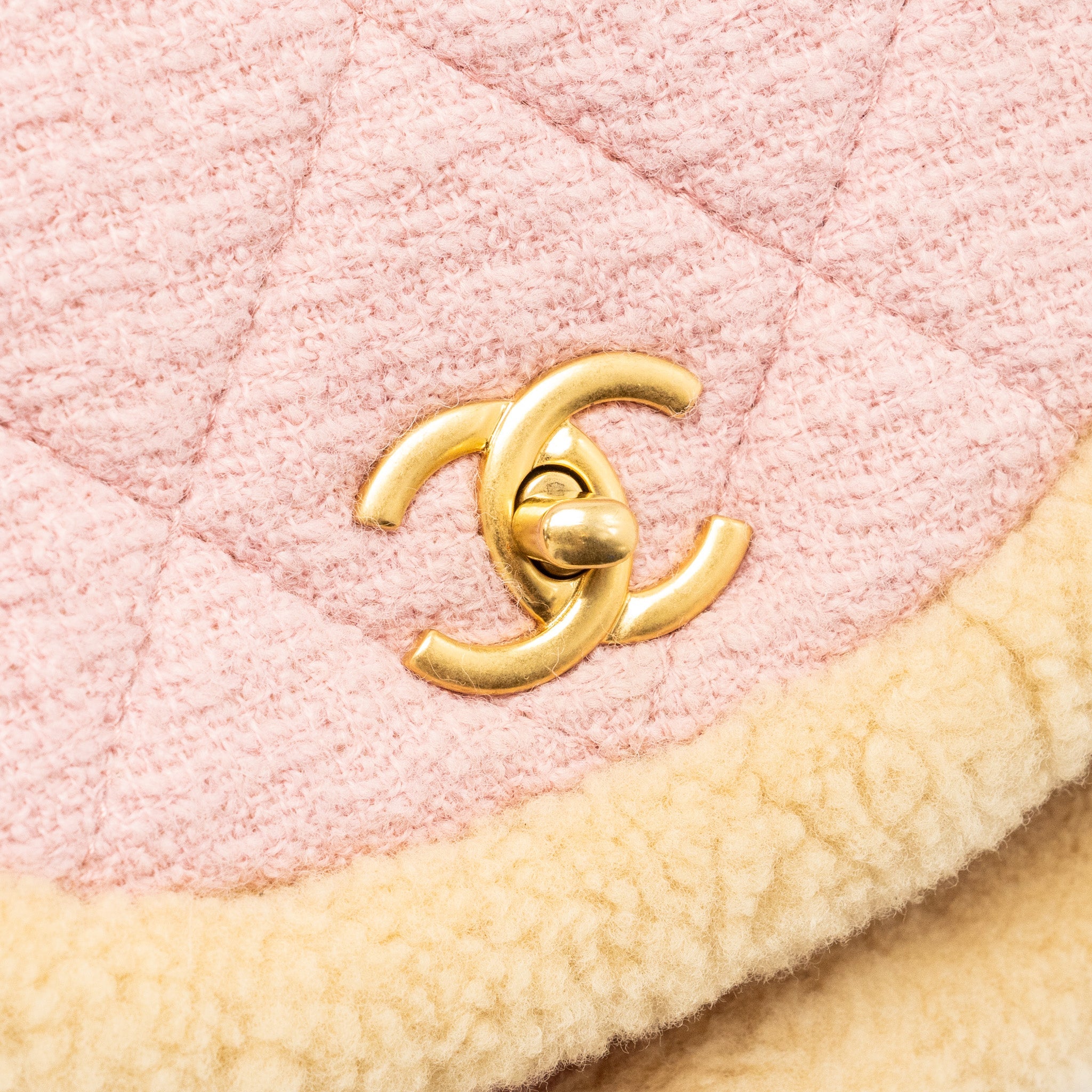 CHANEL 22K COZY COCO ROUND FLAP BAG TWEED/ SHEARLING PINK GHW(MICROCHIP)