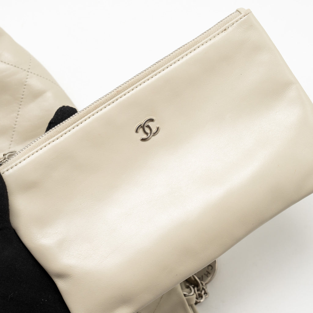 CHANEL SMALL 22 SHINY CALFSKIN LIGHT GREY SHW (MICROCHIP)