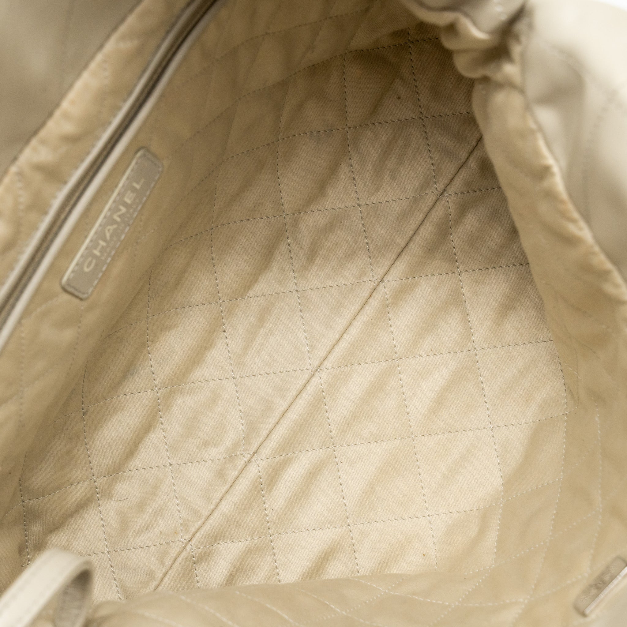 CHANEL SMALL 22 SHINY CALFSKIN LIGHT GREY SHW (MICROCHIP)