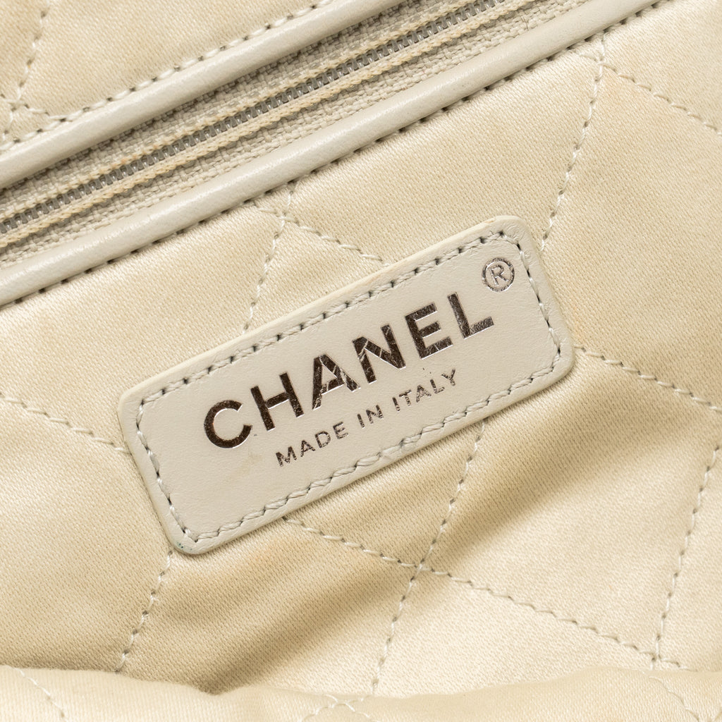 CHANEL SMALL 22 SHINY CALFSKIN LIGHT GREY SHW (MICROCHIP)