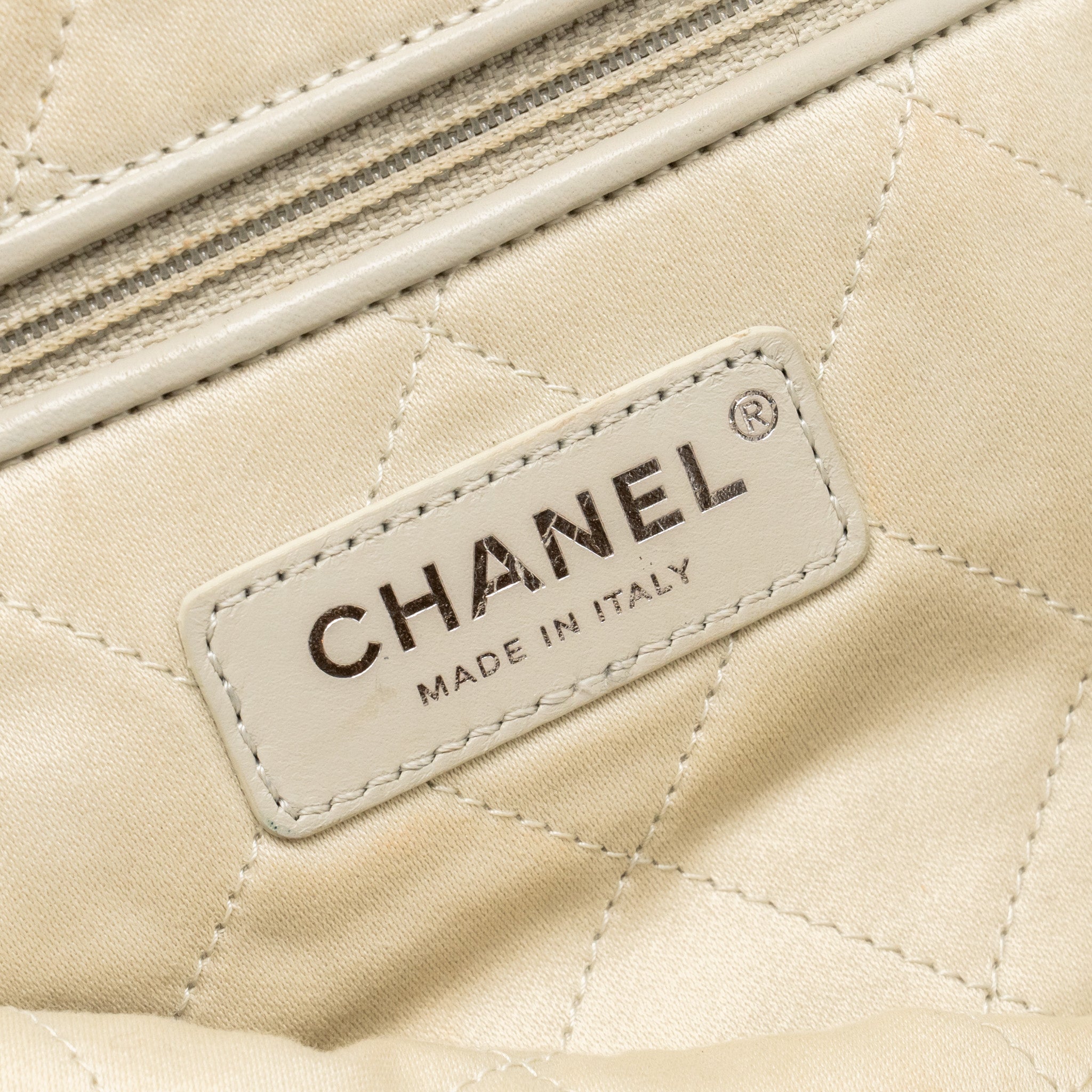 CHANEL SMALL 22 SHINY CALFSKIN LIGHT GREY SHW (MICROCHIP)