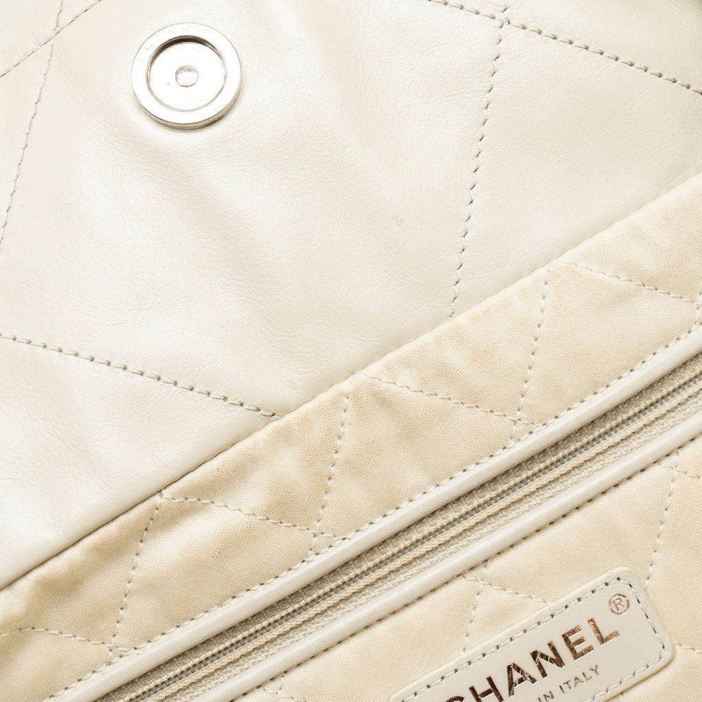 CHANEL SMALL 22 SHINY CALFSKIN LIGHT GREY SHW (MICROCHIP)