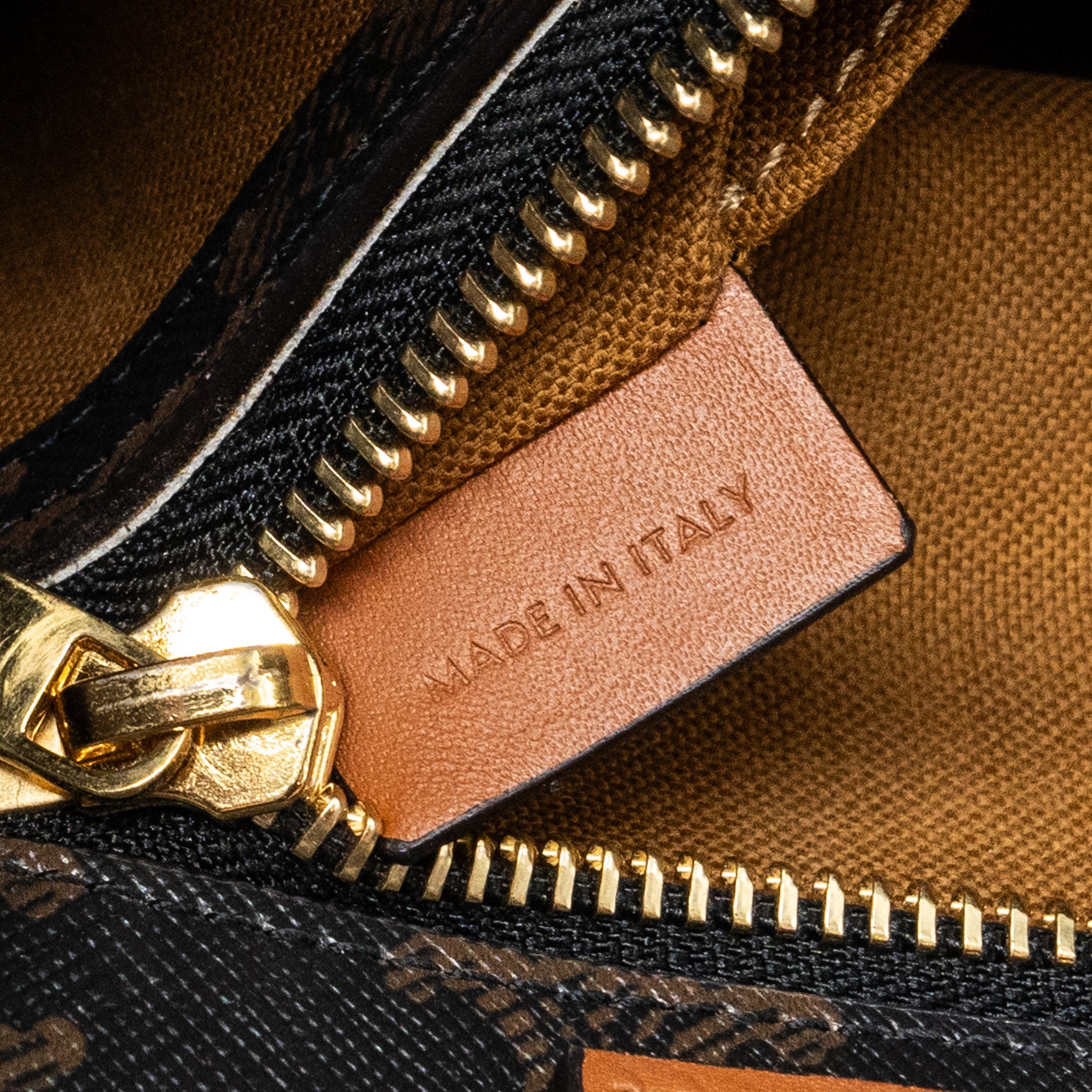 CELINE SMALL CABAS VERTICAL TRIOMPHE CANVAS / CALFSKIN TAN GHW