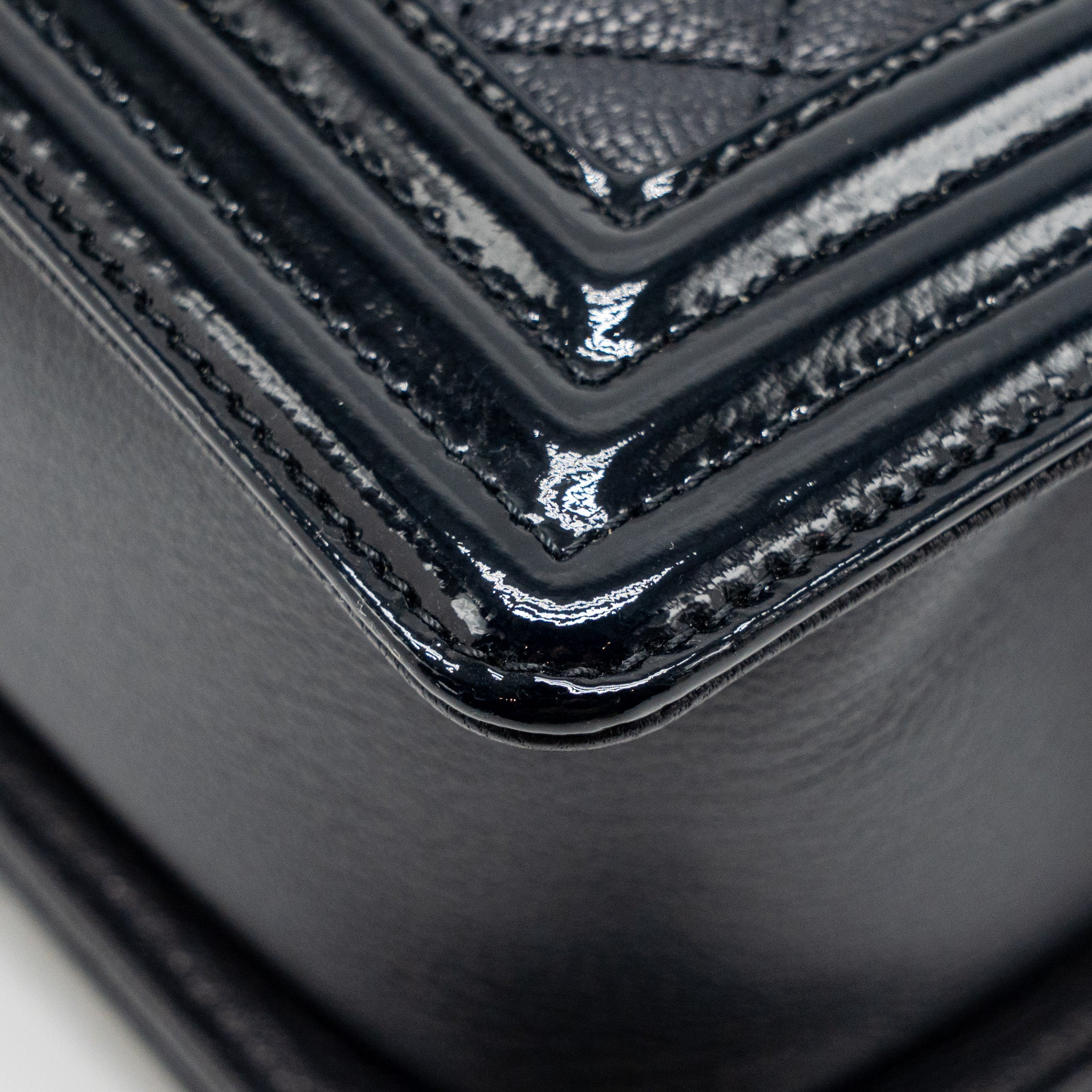 CHANEL MEDIUM BOY BAG GRAINED CALFSKIN NAVY RUTHENIUM HARDWARE