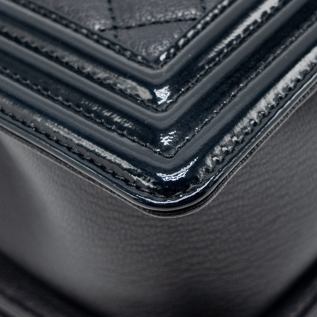 CHANEL MEDIUM BOY BAG GRAINED CALFSKIN NAVY RUTHENIUM HARDWARE