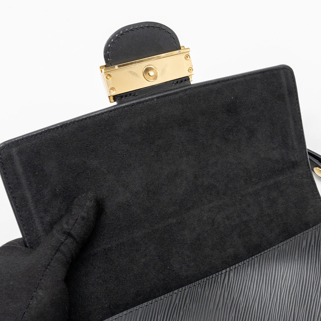 LOUIS VUITTON DAUPHINE MM EPI BLACK GHW