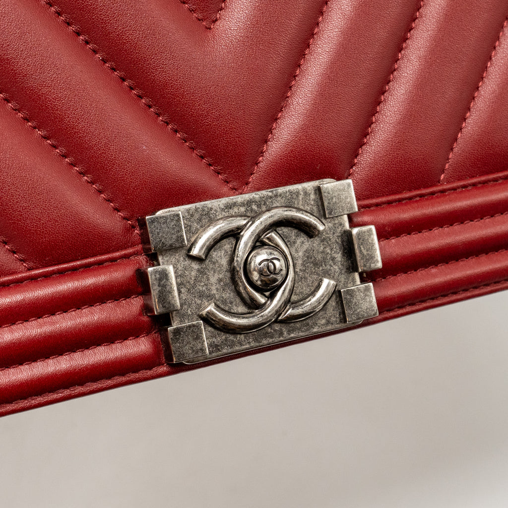 CHANEL CHEVRON NEW MEDIUM BOY BAG CALFSKIN RED RUTHENIUM HARDWARE