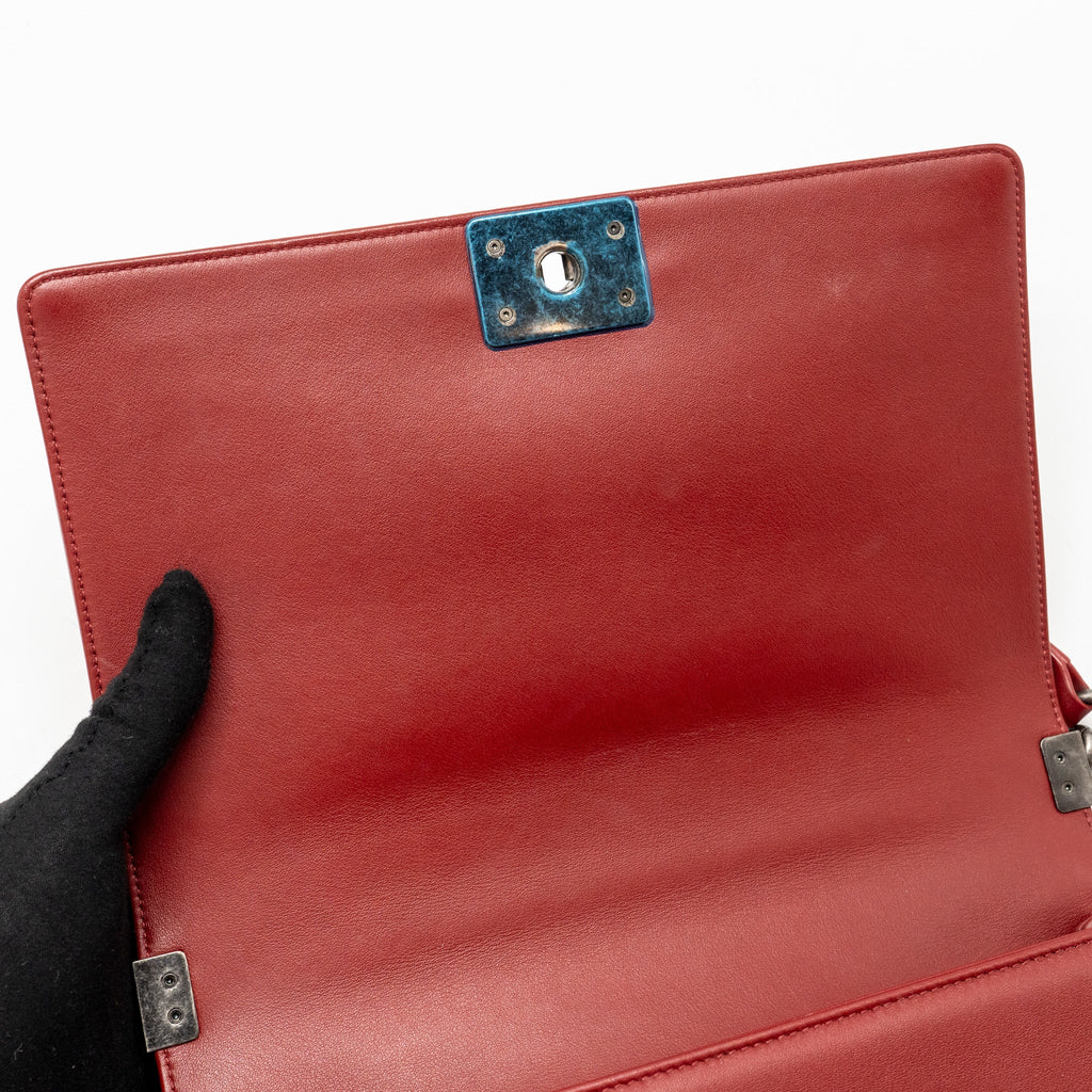 CHANEL CHEVRON NEW MEDIUM BOY BAG CALFSKIN RED RUTHENIUM HARDWARE