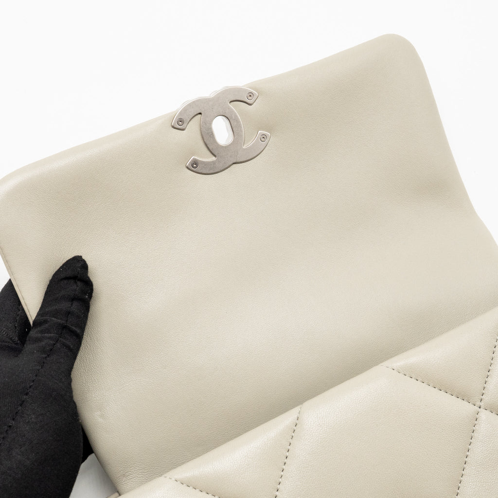 CHANEL SMALL 19 BAG LAMBSKIN LIGHT GREY MULTICOLOURED HARDWARE (MICROCHIP)