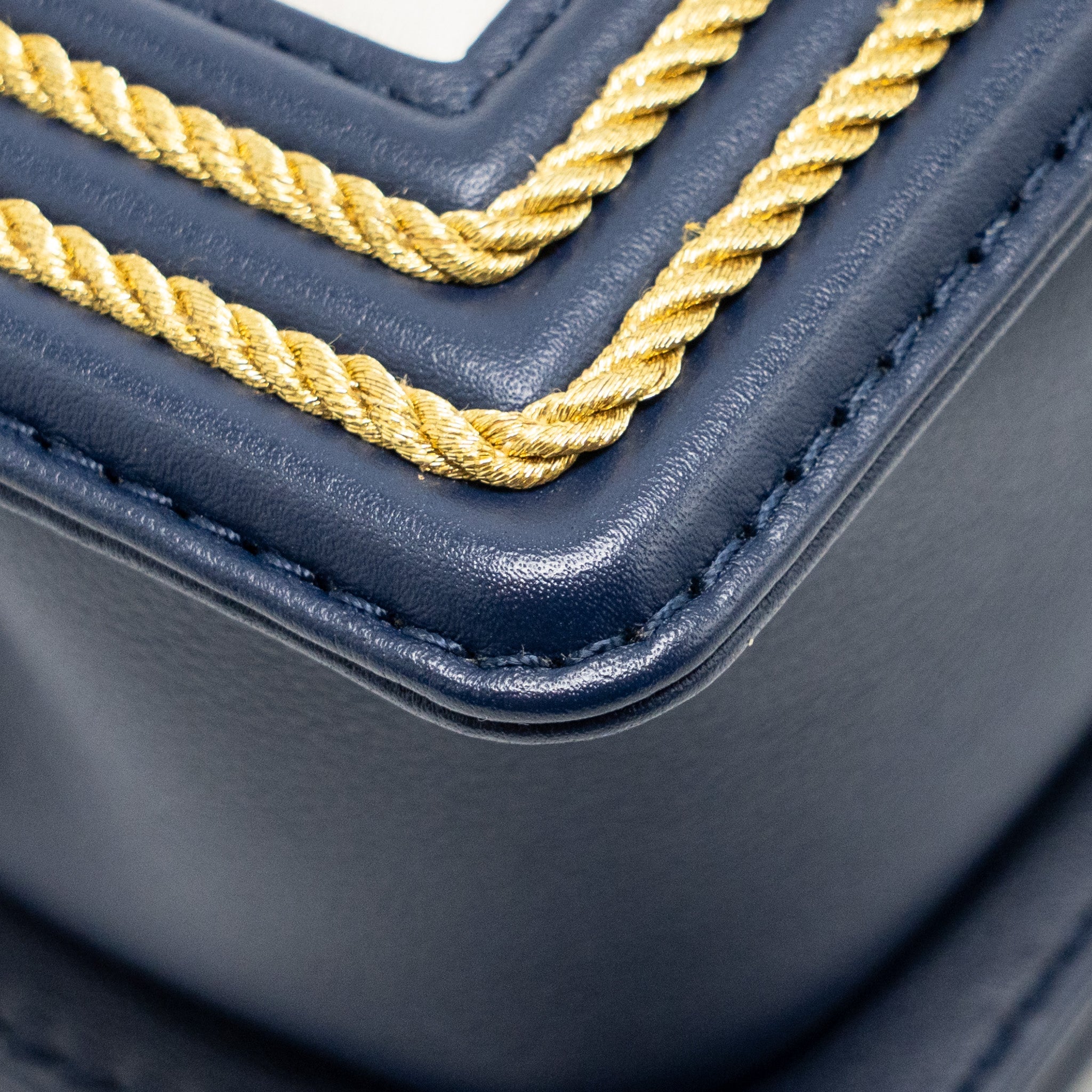 CHANEL SMALL CHEVRON BOY BAG CALFSKIN WHITE/NAVY GHW