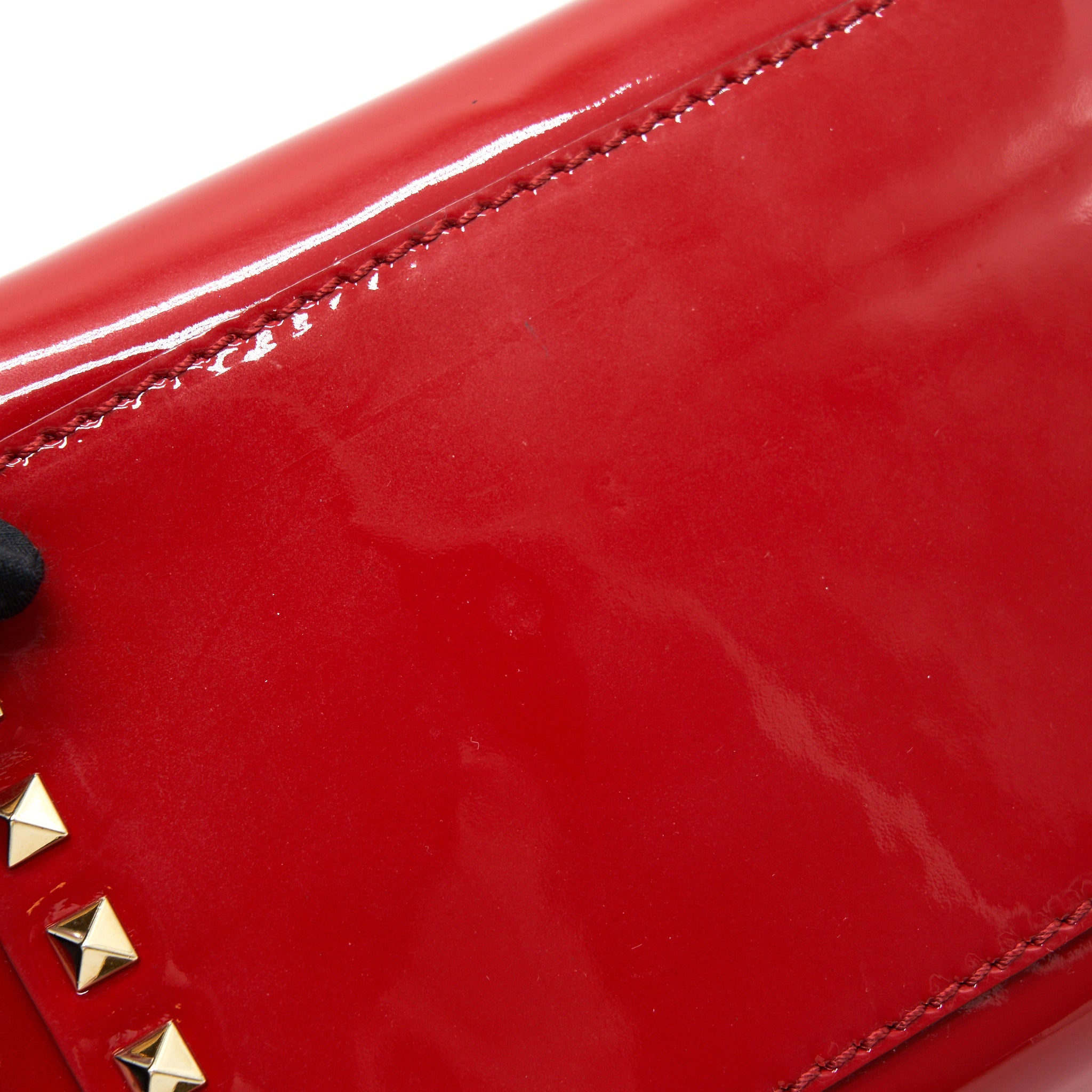 VALENTINO ROCKSTUD SMALL PAGOTA TOTE IN PATENT RED