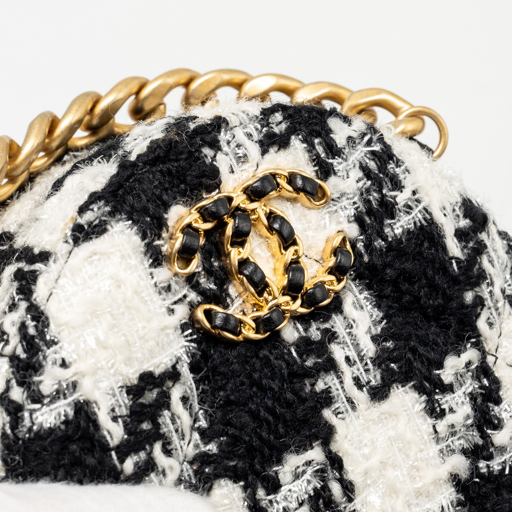 CHANEL 19 ROUND CLUTCH  WITH CHAIN WITH COIN PURSE TWEED / LAMBSKIN BLACK/ WHITE GHW