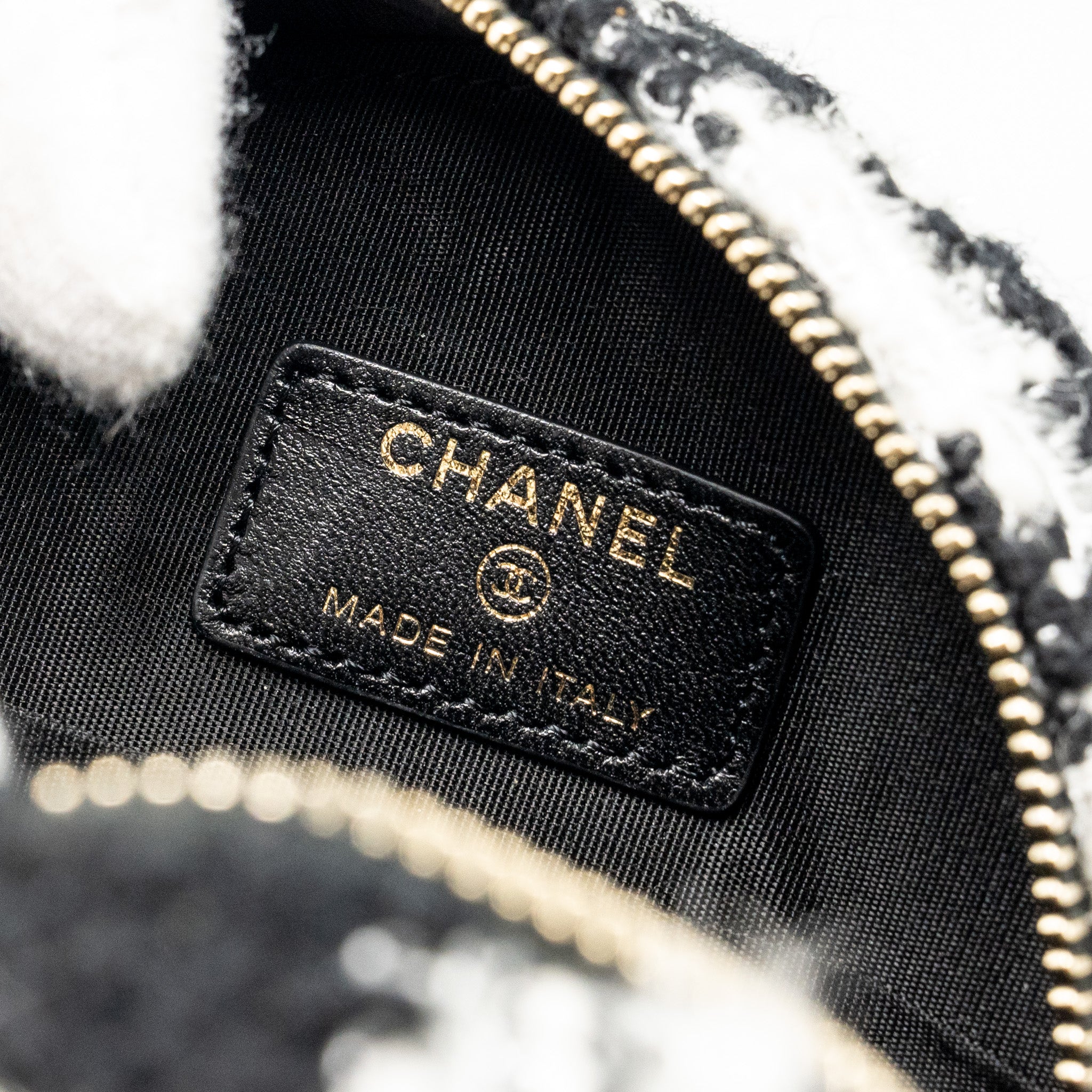 CHANEL 19 ROUND CLUTCH  WITH CHAIN WITH COIN PURSE TWEED / LAMBSKIN BLACK/ WHITE GHW