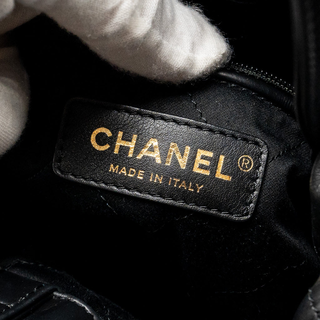 CHANEL 22 BACKPACK WHITE LETTER LOGO SHINY CALFSKIN BLACK GHW (MICROCHIP)