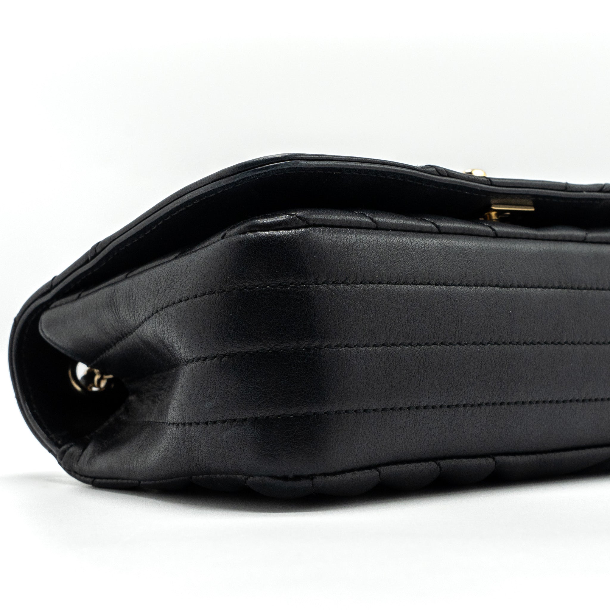 CHANEL CHEVRON FLAP BAG CALFSKIN BLACK GHW