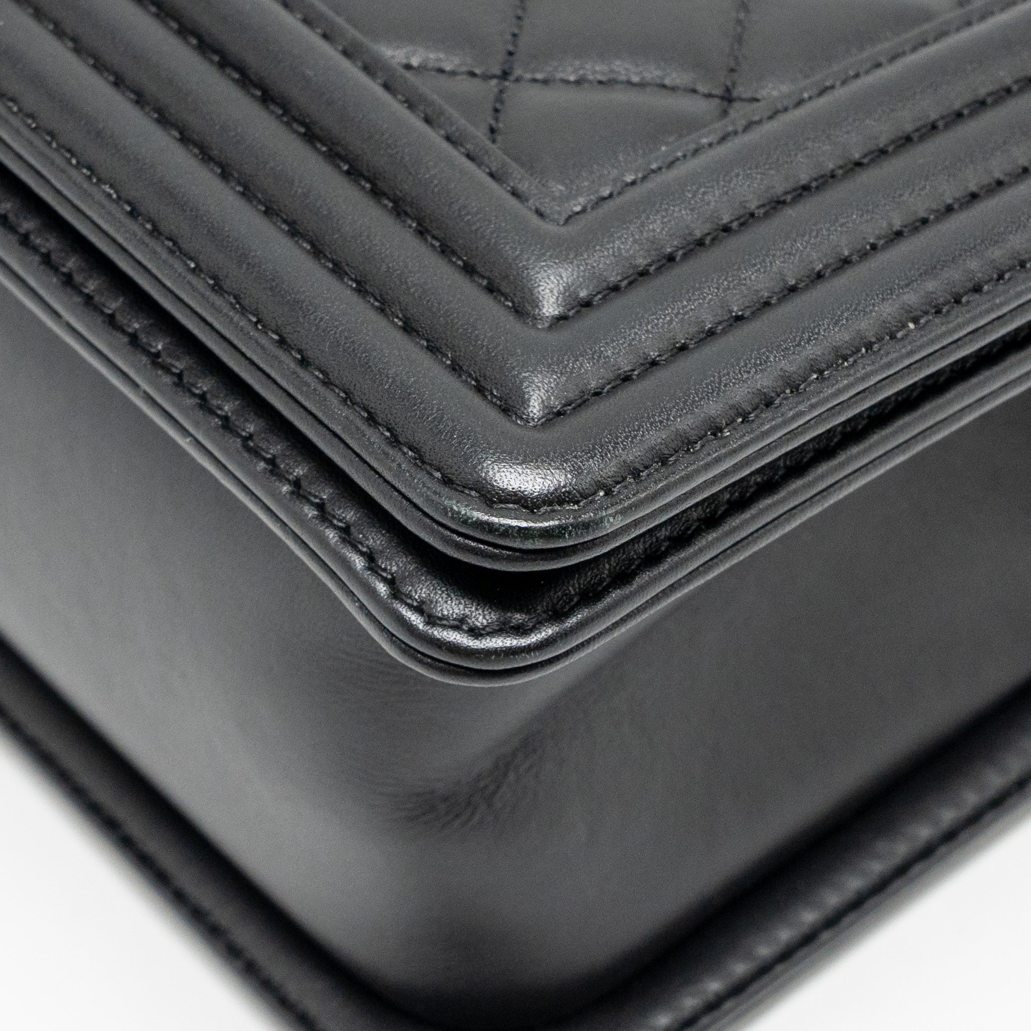 CHANEL MEDIUM BOY BAG CALFSKIN BLACK RUTHENIUM SHW