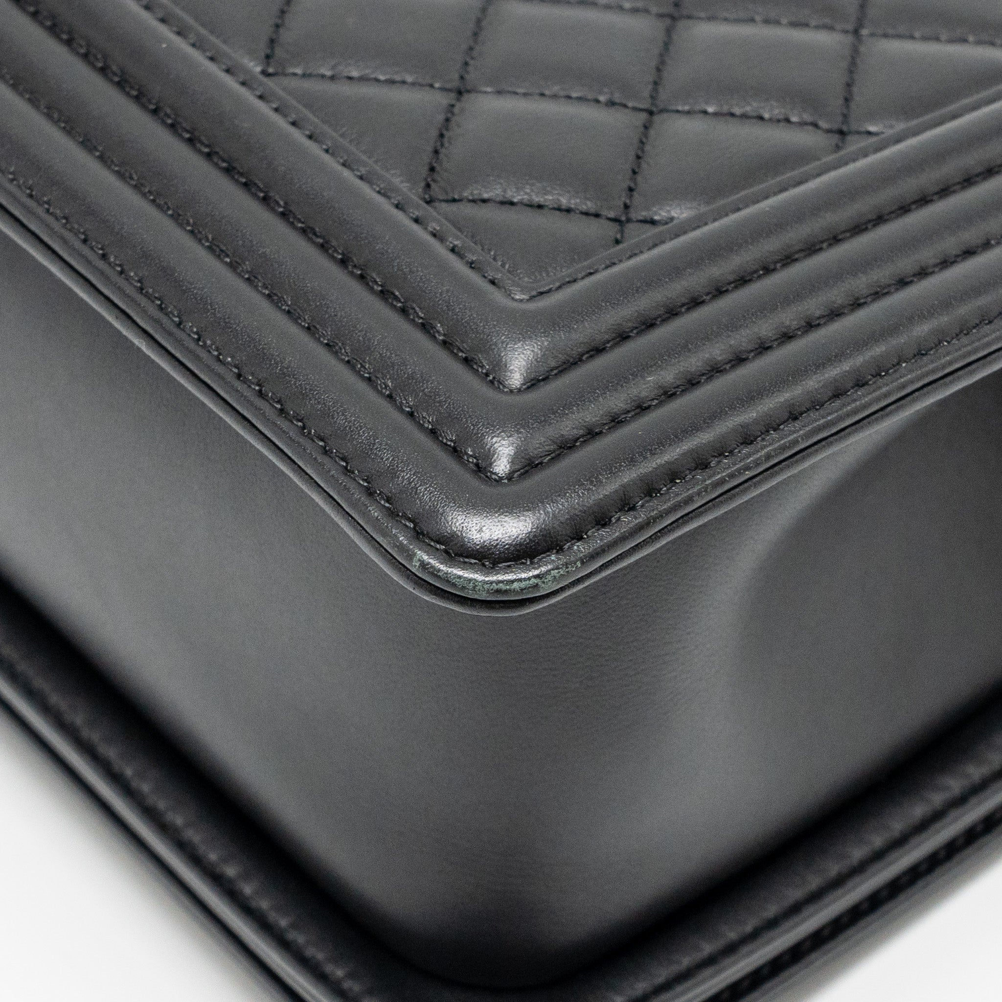 CHANEL MEDIUM BOY BAG CALFSKIN BLACK RUTHENIUM SHW