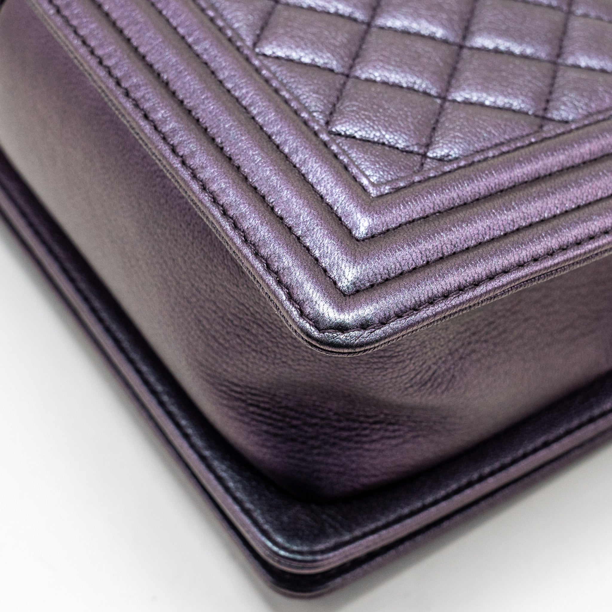CHANEL MEDIUM BOY BAG GOATSKIN IRIDESCENT PURPLE MULTICOLOUR HARDWARE