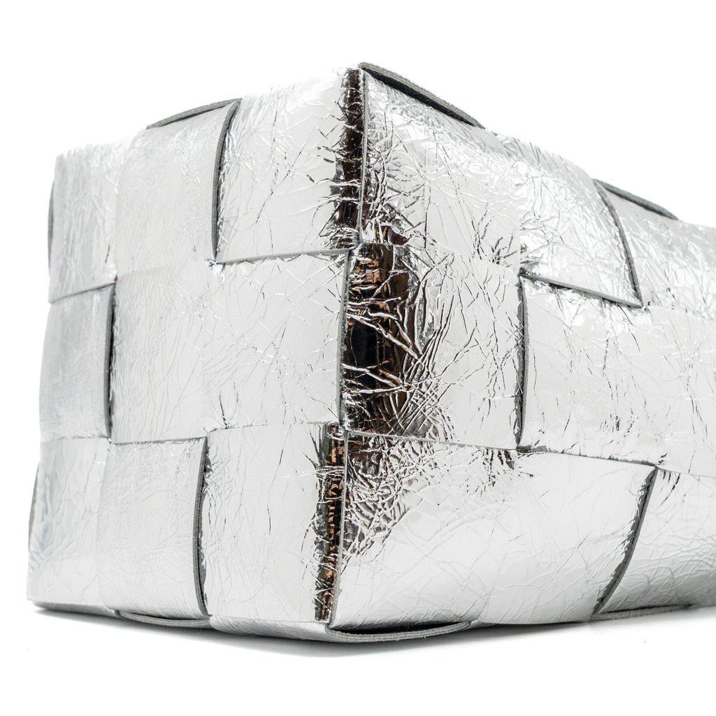 BOTTEGA VENETA SMALL CASSETTE CROSS-BODY BUCKET CALFSKIN SILVER SHW