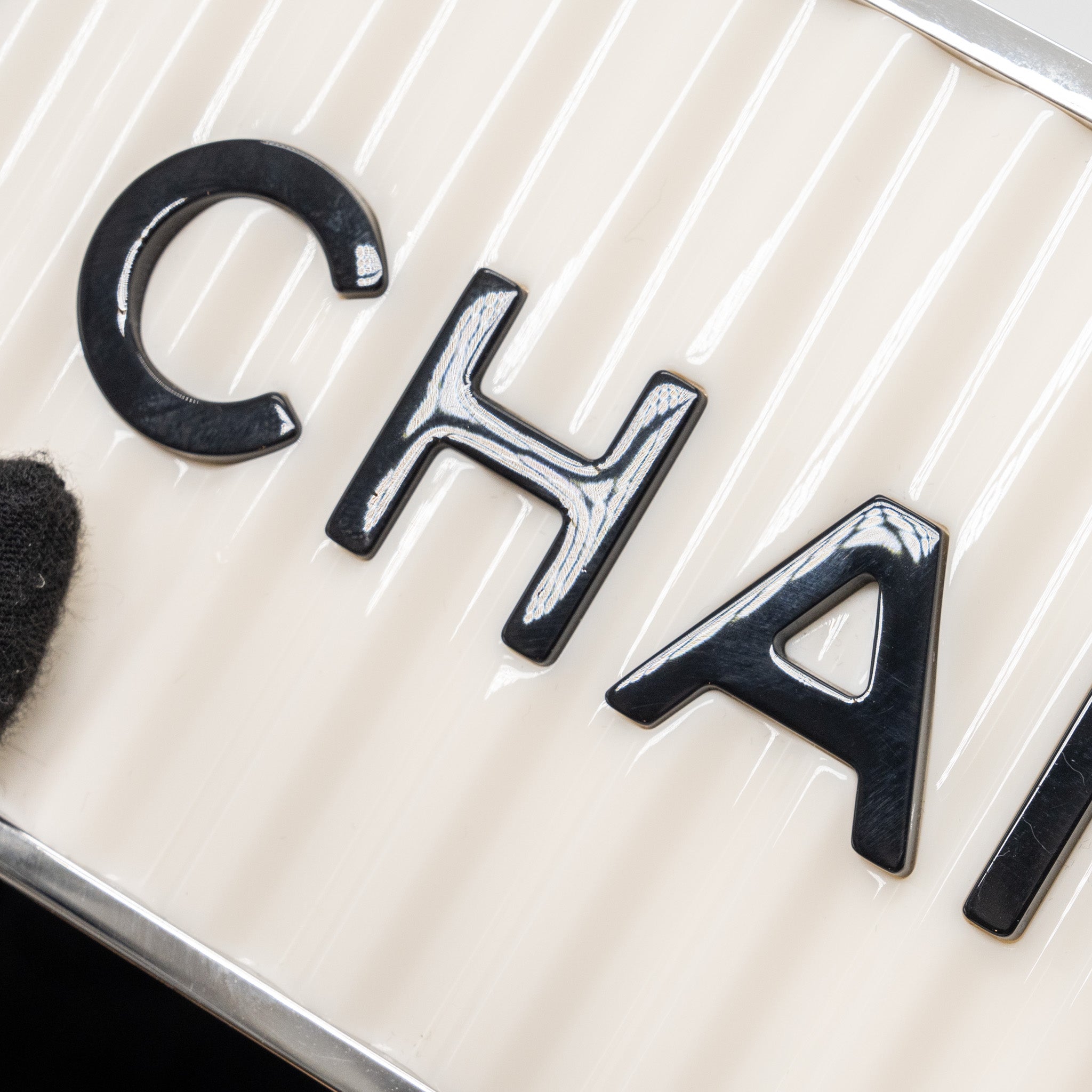 CHANEL PARIS-HAMBURG RUNWAY CONTAINER CLUTCH BAG WHITE / BLACK / RED SHW