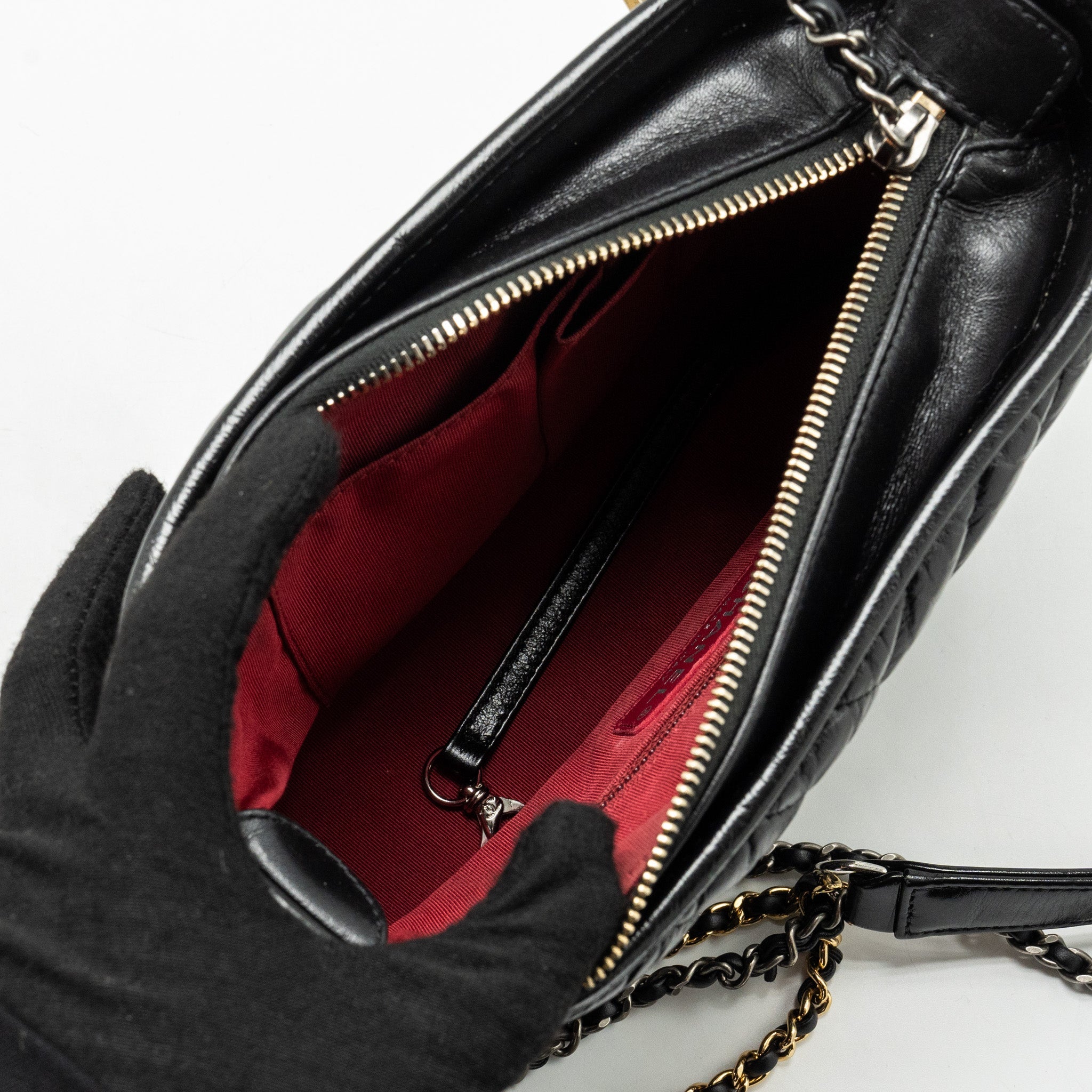 CHANEL SMALL CHEVRON GABRIELLE HOBO BAG CALFSKIN BLACK MULTICOLOUR HARDWARE