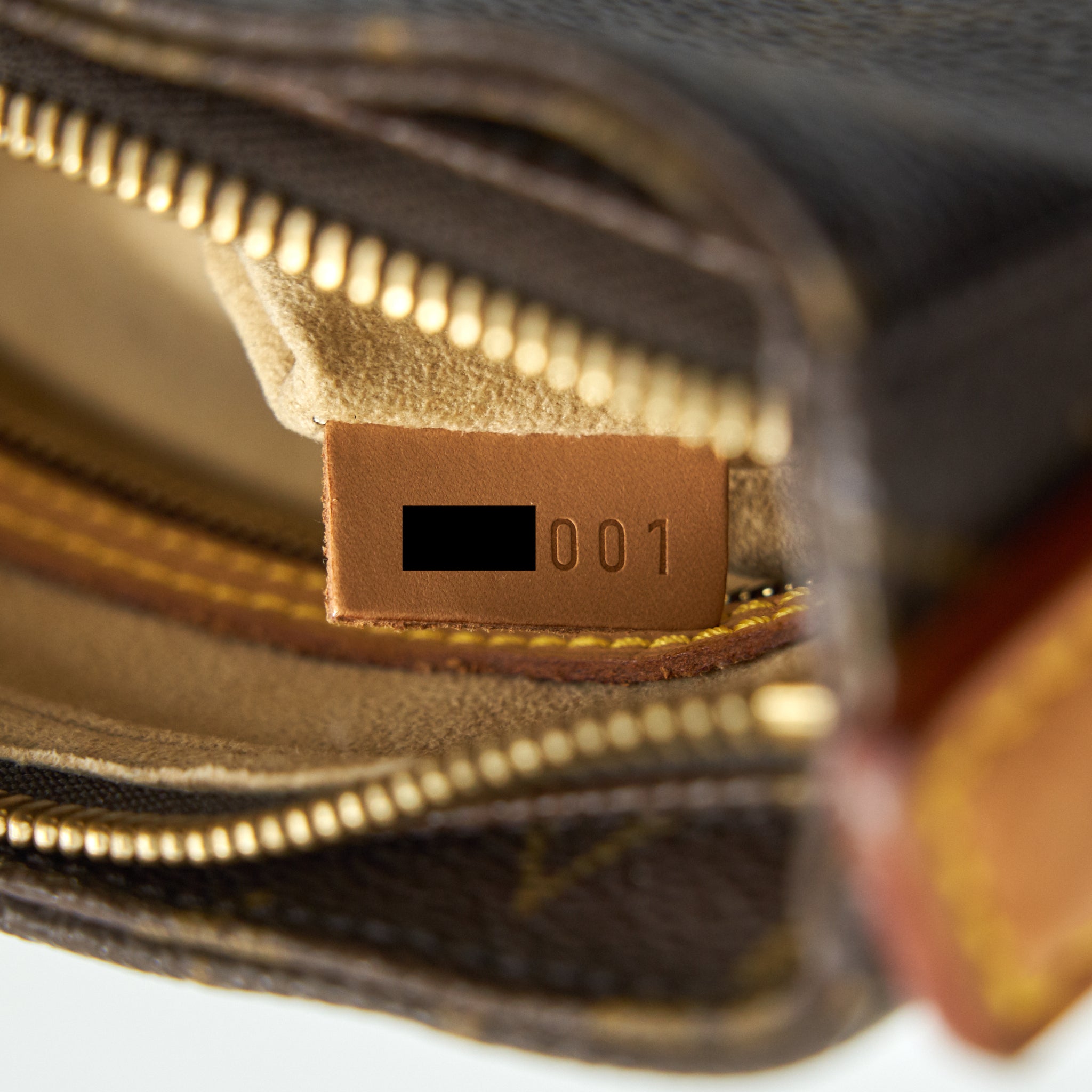 LOUIS VUITTON VINTAGE LOOPING BAG