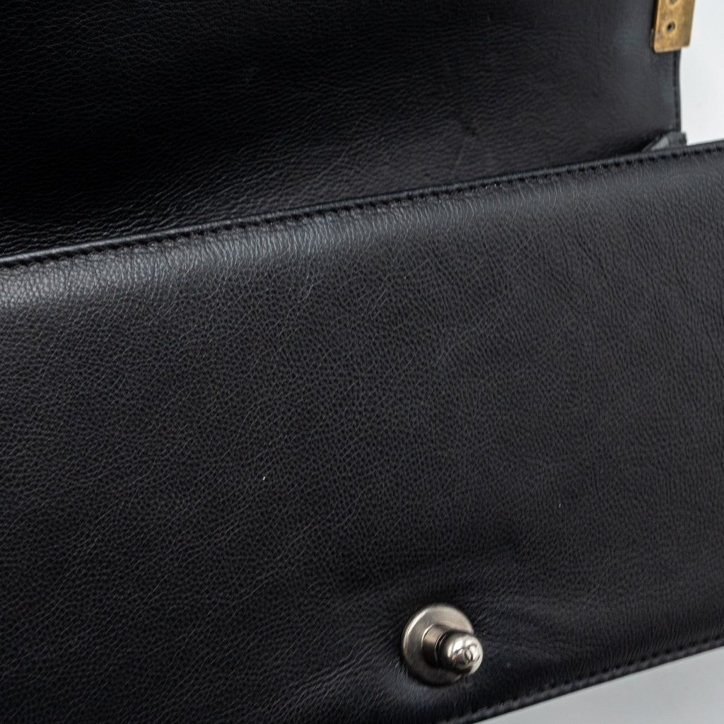 CHANEL MEDIUM BOY BAG CALFSKIN BLACK MULTICOLOUR HARDWARE