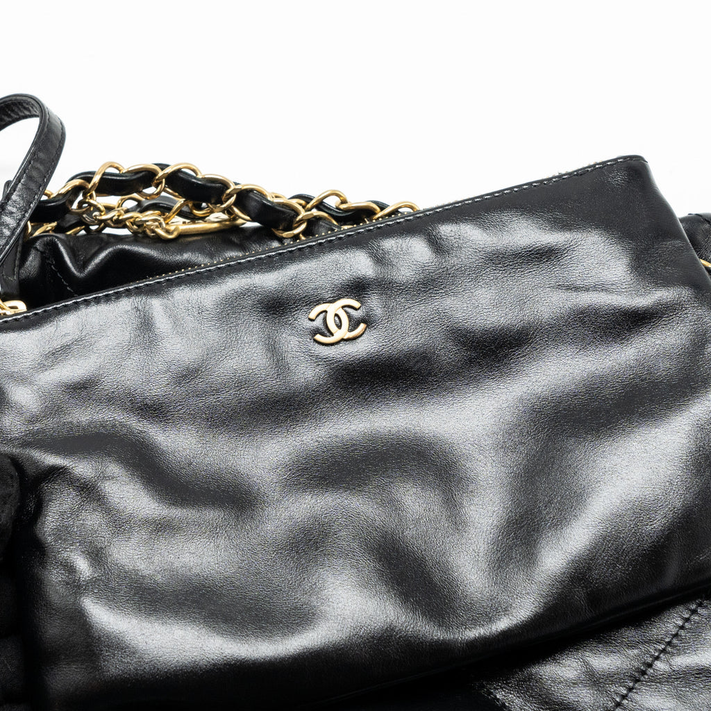 CHANEL MEDIUM 22 BAG GOLD LETTER SHINY CALFSKIN BLACK GHW (MICROCHIP)
