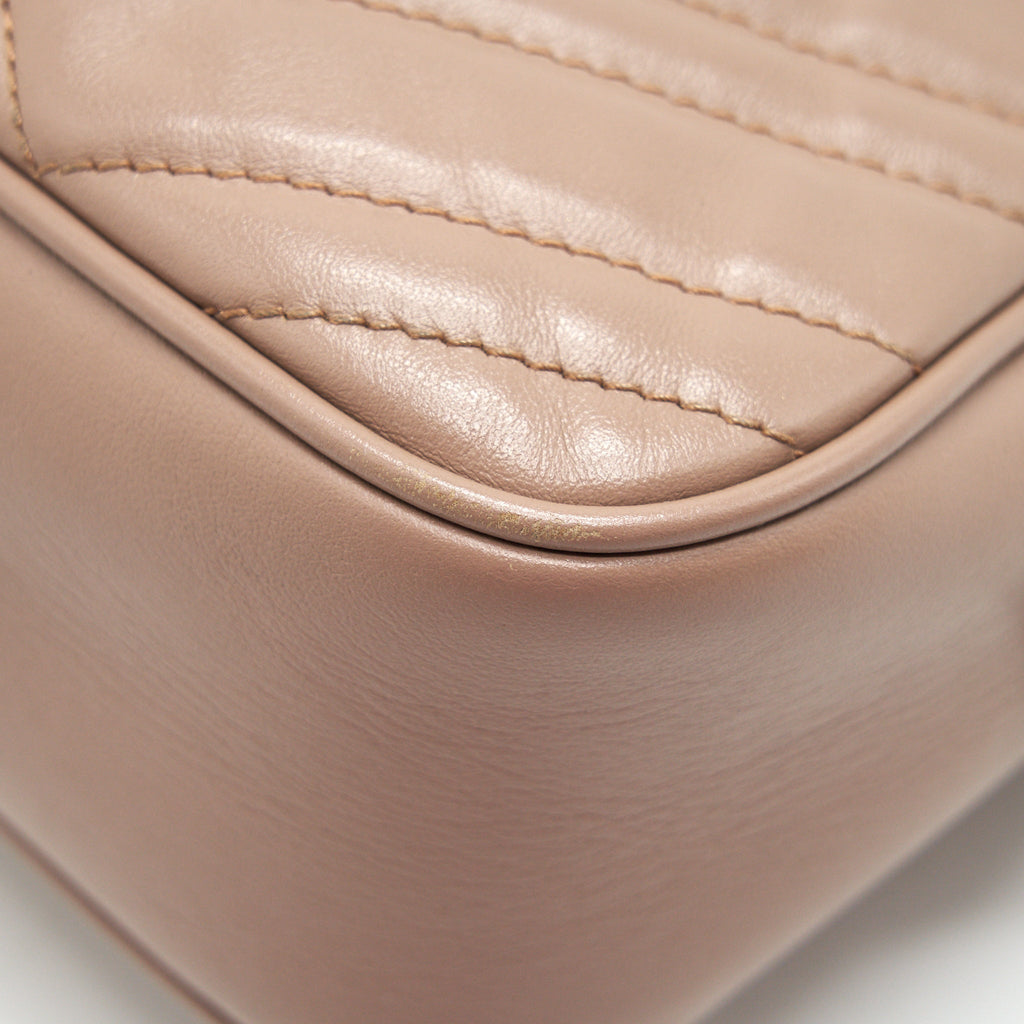 GUCCI GG MARMONT SMALL MATELASSE SHOULDER BAG IN BEIGE