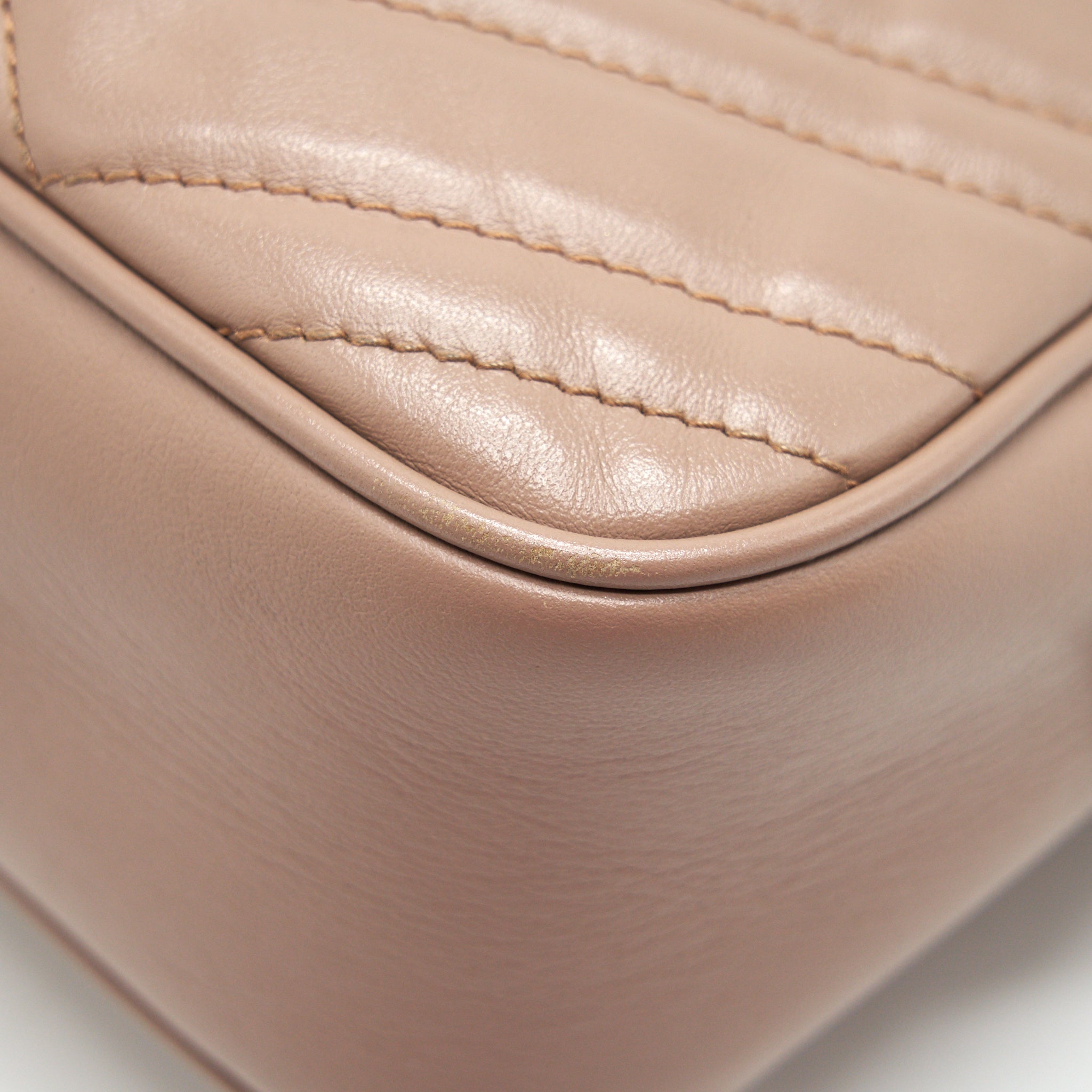 GUCCI GG MARMONT SMALL MATELASSE SHOULDER BAG IN BEIGE