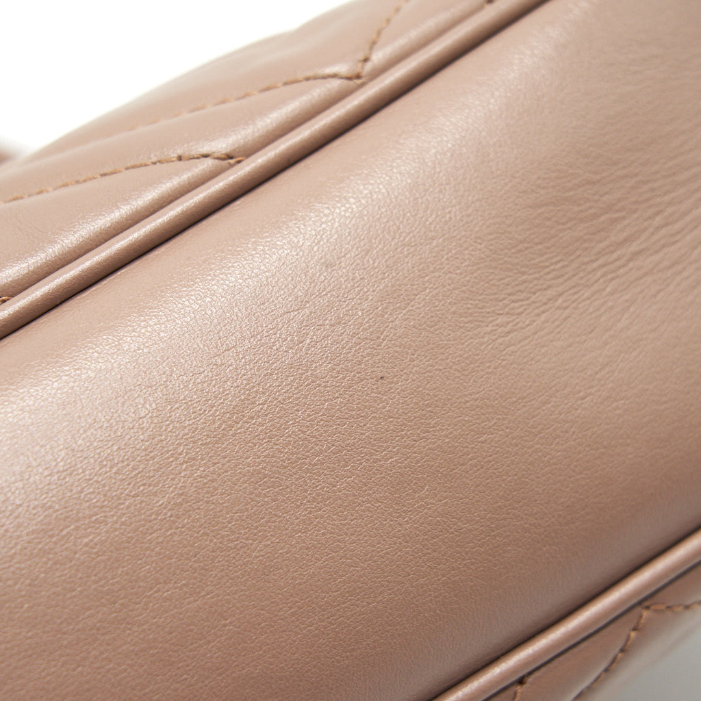 GUCCI GG MARMONT SMALL MATELASSE SHOULDER BAG IN BEIGE
