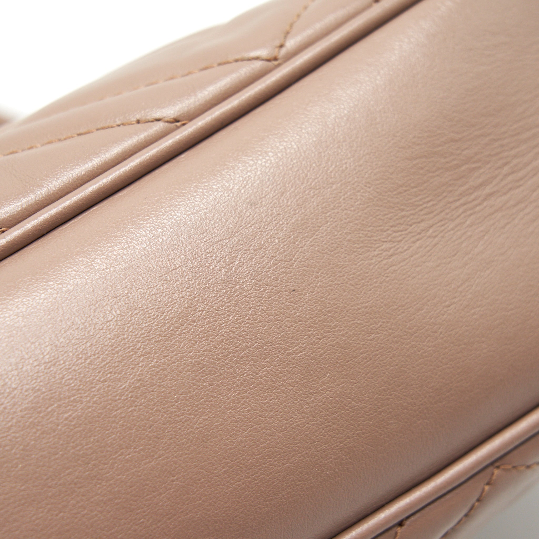 GUCCI GG MARMONT SMALL MATELASSE SHOULDER BAG IN BEIGE