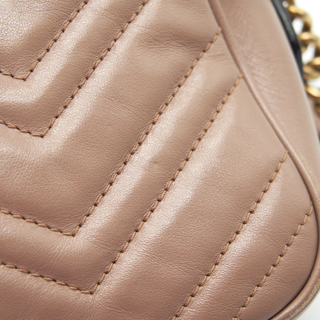 GUCCI GG MARMONT SMALL MATELASSE SHOULDER BAG IN BEIGE