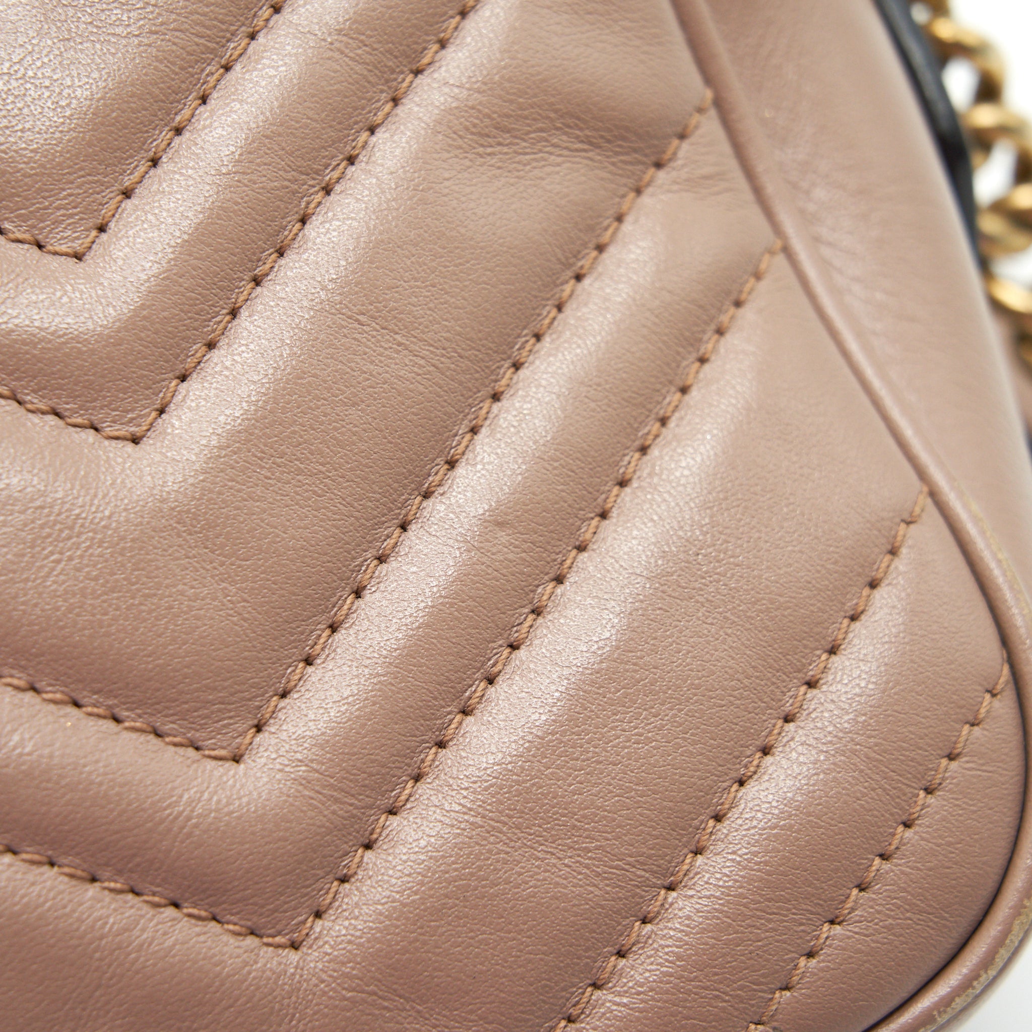 GUCCI GG MARMONT SMALL MATELASSE SHOULDER BAG IN BEIGE