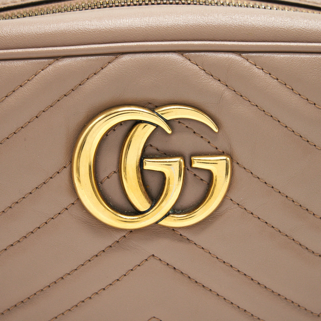GUCCI GG MARMONT SMALL MATELASSE SHOULDER BAG IN BEIGE
