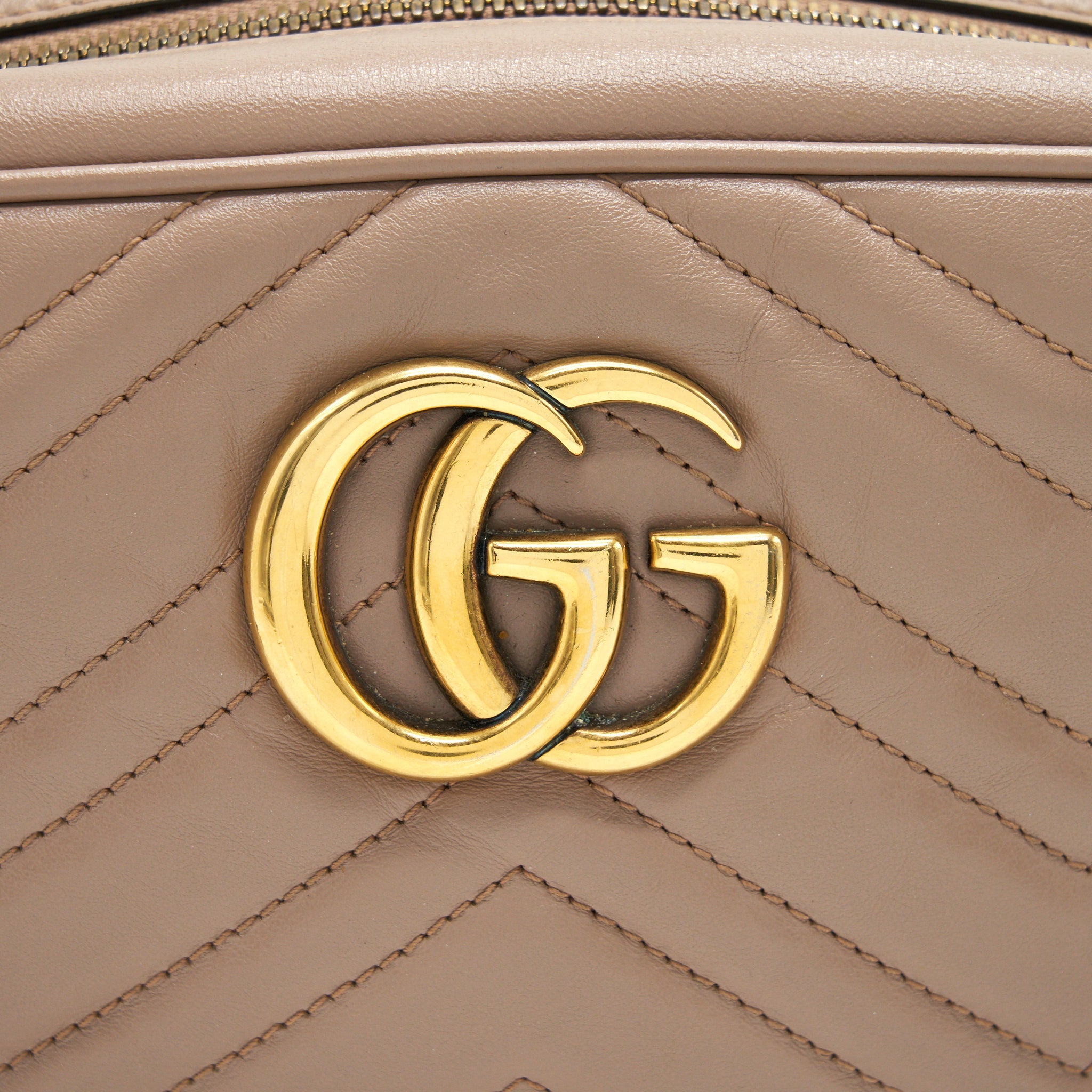 GUCCI GG MARMONT SMALL MATELASSE SHOULDER BAG IN BEIGE