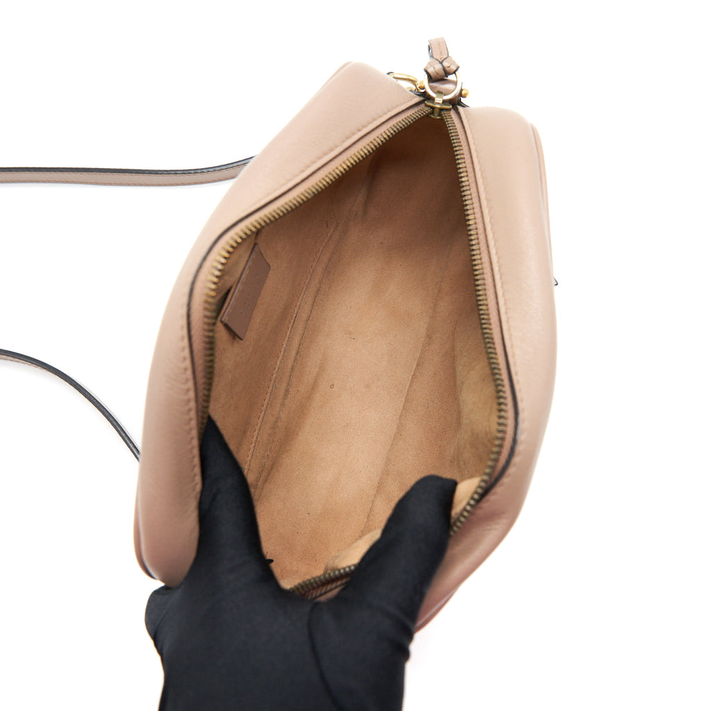 GUCCI GG MARMONT SMALL MATELASSE SHOULDER BAG IN BEIGE