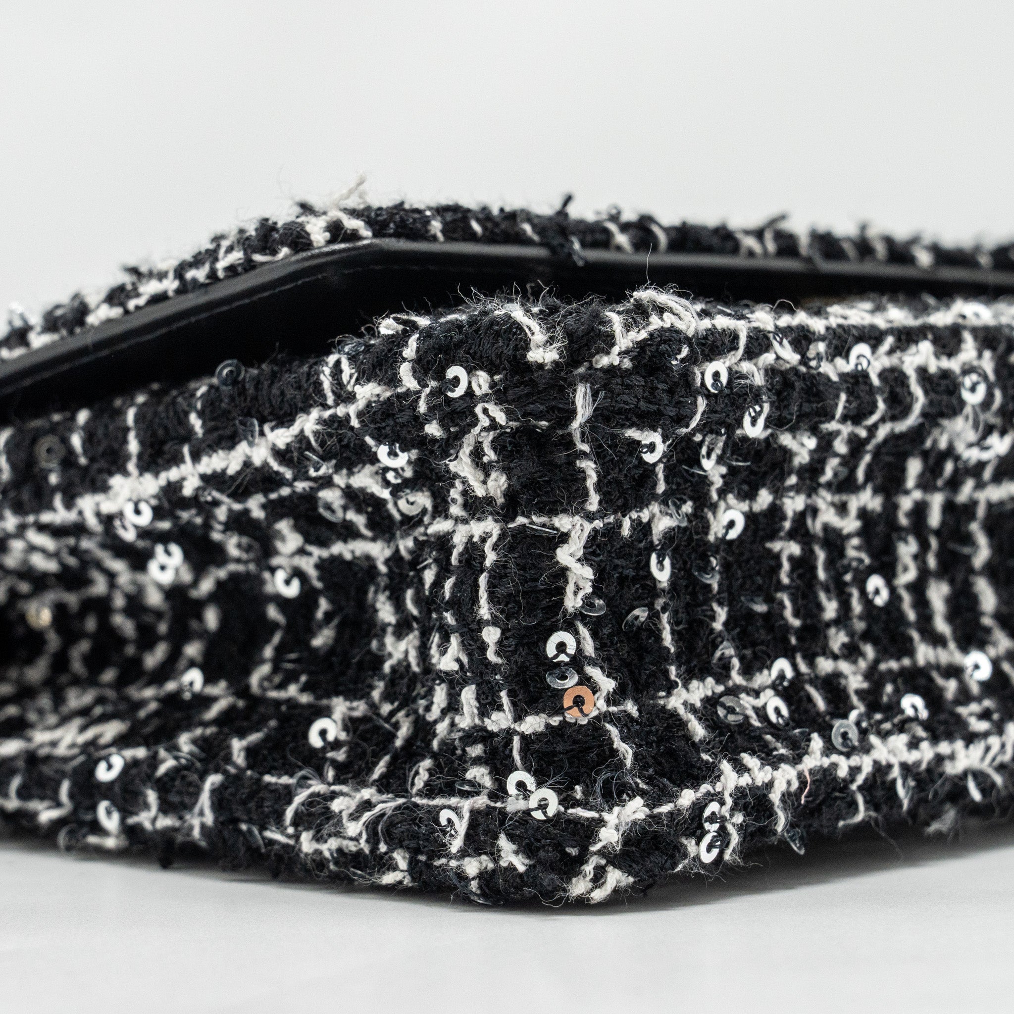 CHANEL 24P DETAIL CHAINS WALLET ON CHAIN TWEED/SEQUINS BLACK/WHITE LGHW (MICROCHIP)
