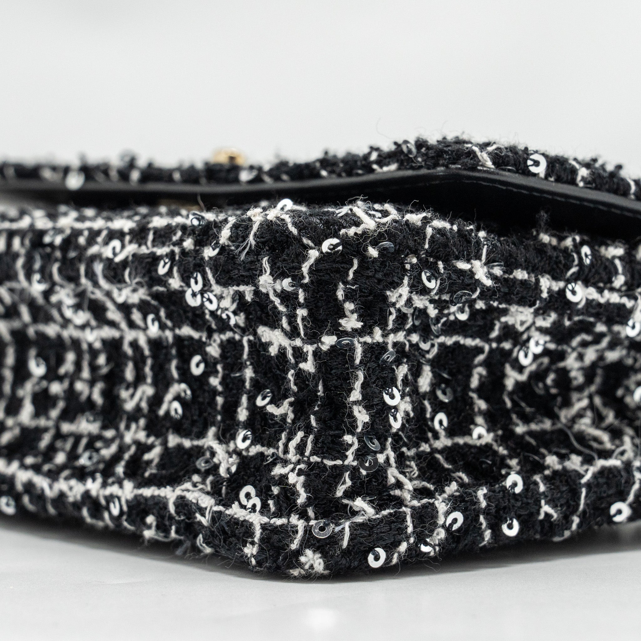 CHANEL 24P DETAIL CHAINS WALLET ON CHAIN TWEED/SEQUINS BLACK/WHITE LGHW (MICROCHIP)