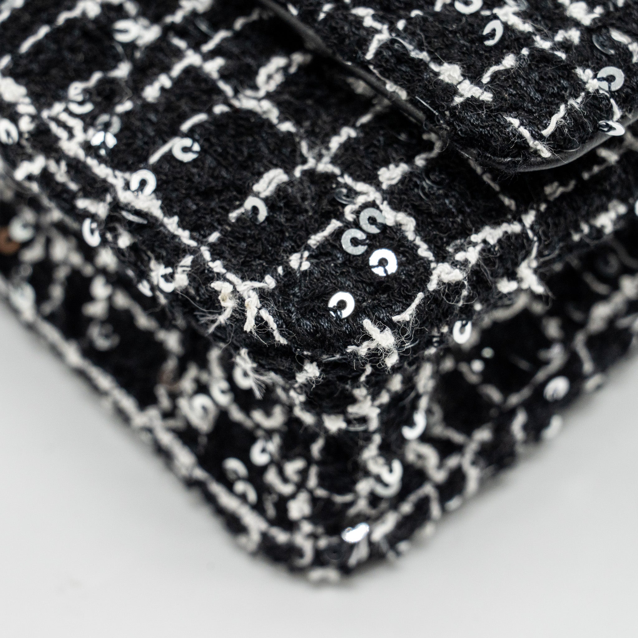 CHANEL 24P DETAIL CHAINS WALLET ON CHAIN TWEED/SEQUINS BLACK/WHITE LGHW (MICROCHIP)